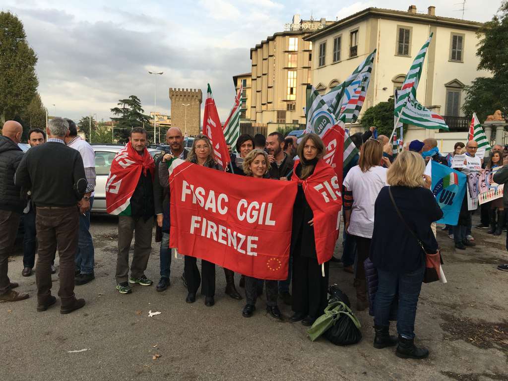 Alla Leopolda il presidio dei lavoratori di Equitalia