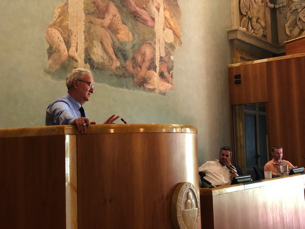 Toscana: Frammenti, fidelizazione, aziendalismo,  social,  whatsapp e narcisismo